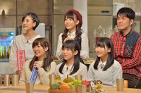 土田晃之（後列右）とHKT48。(c)TBS