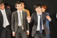 自らがお題の大喜利に回答する浜口（右）。