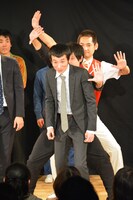 某大喜利番組のシステムを再現するオジンオズボーン篠宮（手前から2人目）、エルシャラカーニ山本（奥）と回答者の浜村（手前）。