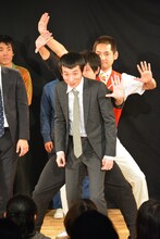 某大喜利番組のシステムを再現するオジンオズボーン篠宮（手前から2人目）、エルシャラカーニ山本（奥）と回答者の浜村（手前）。