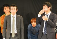 ワサビ入りのロシアンルーレットおにぎりを頬張る浜口浜村。