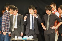 ワサビ入りのロシアンルーレットおにぎりの予想に加わる篠宮（右）。