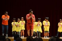 お笑いコース10歳以下によるパフォーマンスの様子。