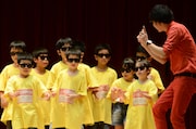 お笑いコース10歳以下によるパフォーマンスの様子。