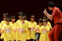 お笑いコース10歳以下によるパフォーマンスの様子。