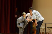 お笑いコース11歳以上によるパフォーマンスの様子。
