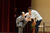 お笑いコース11歳以上によるパフォーマンスの様子。