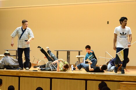 勢いよくコケてみせる子供たち。