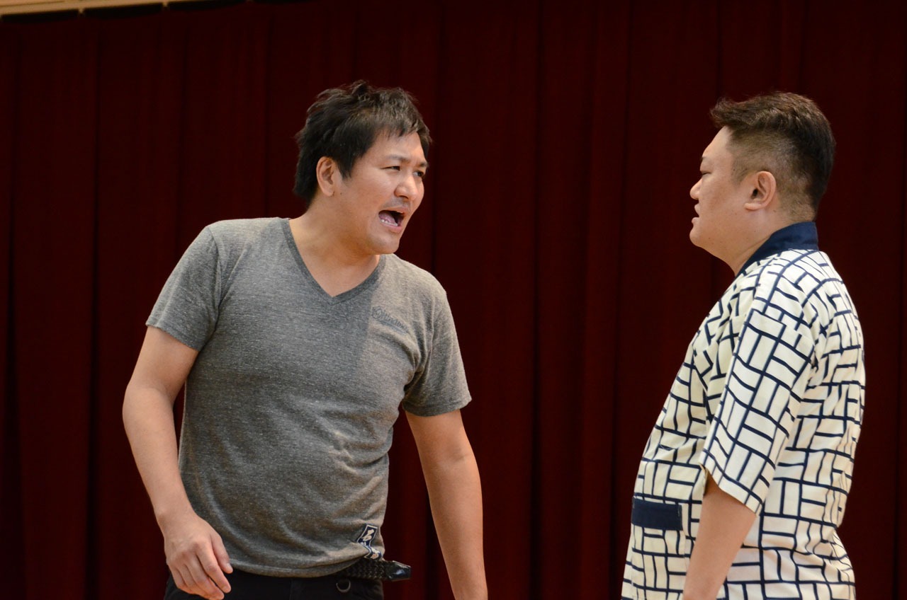 左から、スリムクラブ真栄田、烏川耕一。