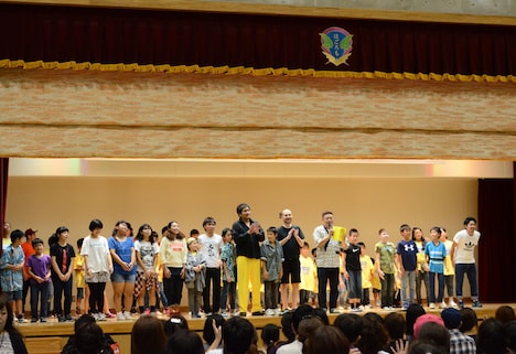 よしもと新喜劇に挑戦したお笑いコース11歳以上の子供たち。