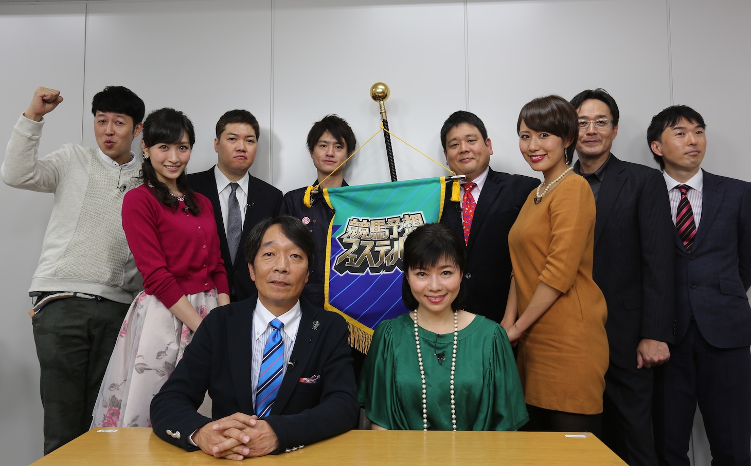 「フジテレビONE×グリーンチャンネル×BSスカパー！競馬予想フェスティバル」に出演する小籔千豊（左端）ら。