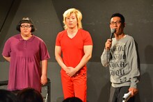 メイプル超合金とMCのアンタッチャブル柴田（右）。