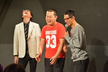 モグライダーとMCのアンタッチャブル柴田（右）。