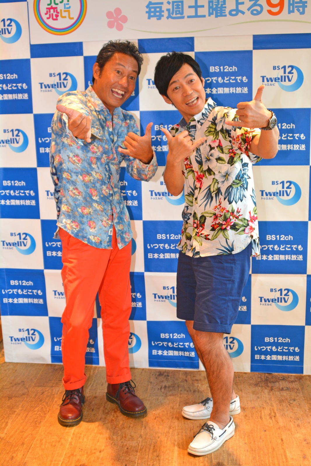 スーパーバイザーの内野亮と新MCの東貴博（左から）。