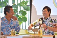 スーパーバイザーの内野亮と新MCの東貴博（左から）。