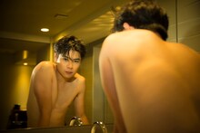 平成ノブシコブシ吉村「特製セクシーピンナップ」の1カット。（撮影：廣瀬靖士）