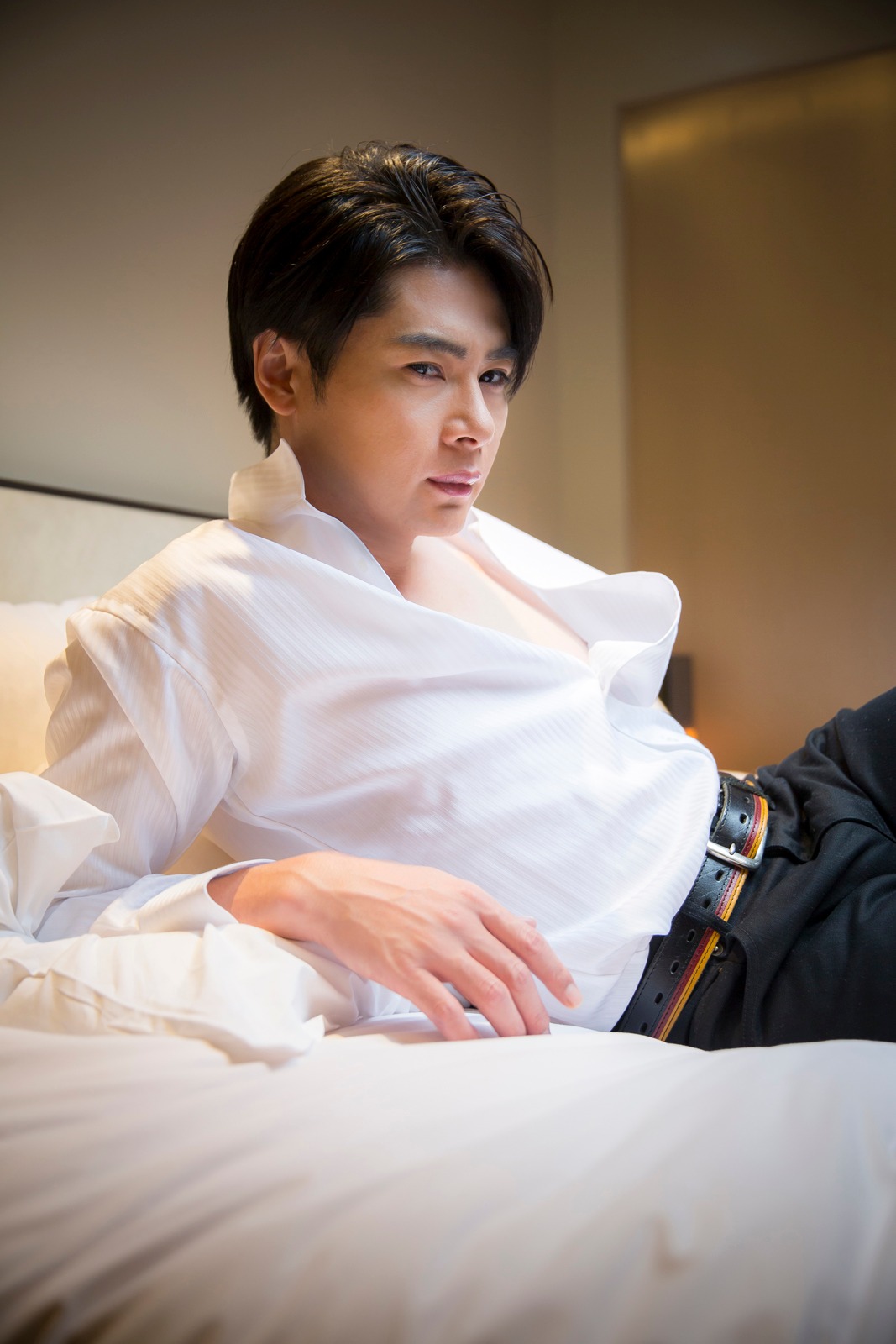 平成ノブシコブシ吉村「特製セクシーピンナップ」の1カット。（撮影：廣瀬靖士）