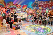 雨上がり決死隊・蛍原がパネルを使って競馬の基本情報を解説するシーン。(c)テレビ朝日