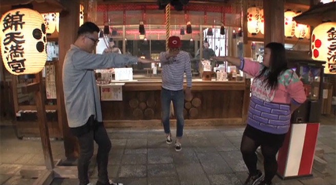 「ぶちぶちシソンヌ」で即興コントに挑戦するシソンヌと渡辺直美。(c)広島ホームテレビ