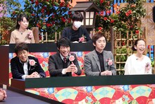 後列左から、辛酸なめ子、清野とおる。前列左から、ブラックマヨネーズ吉田、麒麟・川島、羽田圭介、西加奈子。(c)テレビ東京