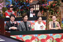 後列左から、DJみそしるとMCごはん、吉田靖直（トリプルファイヤー）。前列左から、麒麟・川島、羽田圭介、西加奈子、能町みね子。(c)テレビ東京