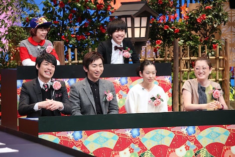 後列左から、DJみそしるとMCごはん、吉田靖直（トリプルファイヤー）。前列左から、麒麟・川島、羽田圭介、西加奈子、能町みね子。(c)テレビ東京