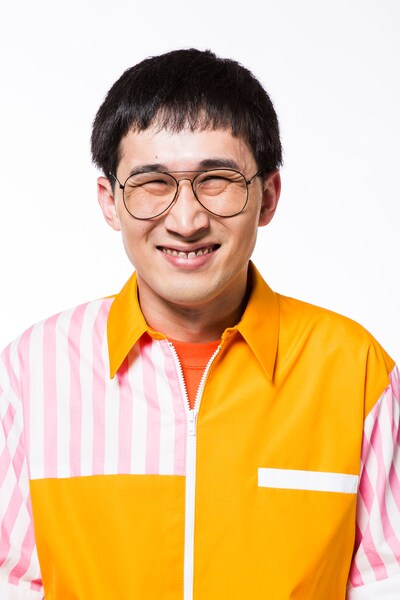 シソンヌじろう扮する宝くじ先輩こと渡利。(c)2016「ニーチェ先生」製作委員会