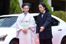 西加奈子（左）をエスコートするピース又吉。