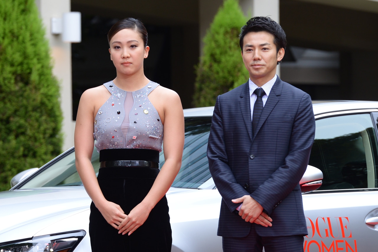 （左から）競泳選手の渡部香生子と、ピース綾部。