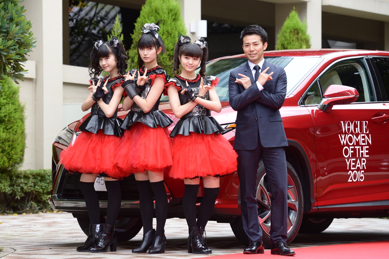 （左から）BABYMETALとピース綾部。