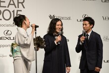 （左から）西加奈子とピース。