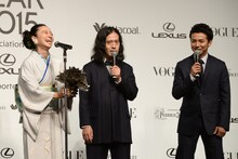 「VOGUE JAPAN Women of the Year 2015」授賞式に出席した（左から）西加奈子とピース。