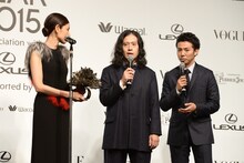 （左から）吉田羊とピース。