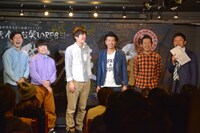 ゲストの巨匠、笑撃戦隊、アキラ100％、司会のヤマザキモータース（左から）。