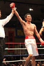 昨年2014年11月26日に行われたボクシングの試合で初のTKO勝利を収めたロバート山本。