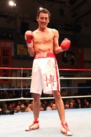 昨年2014年11月26日に行われたボクシングの試合で初のTKO勝利を収めたロバート山本。