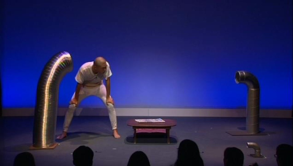 「屋根裏の吸人」のワンシーン。