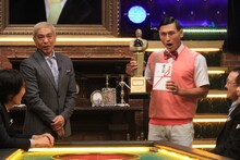 DVD「人志松本のすべらない話 第28回大会完全版」に出演するオードリー春日（右）と、松本人志。(c)2016フジテレビジョン/吉本興業株式会社