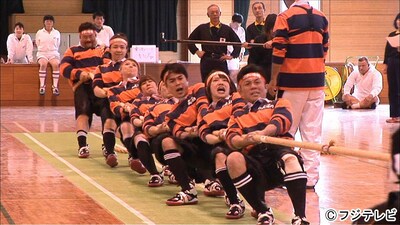 「有吉のニッポン元気プロジェクト おーい！ひろいき村SP」で綱引き大会に挑む平成ノブシコブシ吉村（手前右から3人目）ら。