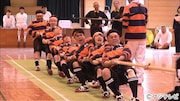 「有吉のニッポン元気プロジェクト おーい!ひろいき村SP」で綱引き大会に挑む平成ノブシコブシ吉村(手前右から3人目)ら。