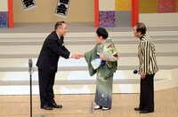 内海桂子（中央）に花束を渡す林家正蔵（左）。