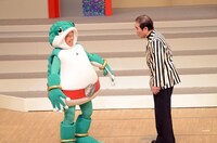 カエルのキャラクター“ゲロピー”に扮したすず風金魚と青空球児。