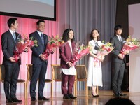 「2015年第44回ベストドレッサー賞」授賞式の様子。