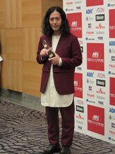 「2015年第44回ベストドレッサー賞」を受賞したピース又吉。