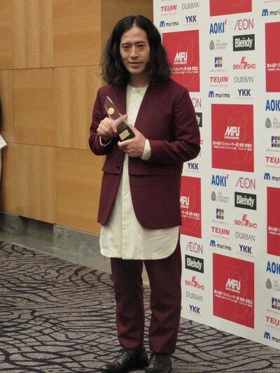 「2015年第44回ベストドレッサー賞」を受賞したピース又吉。