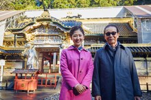 左から、日光を訪れる桑子真帆（NHKアナウンサー）とタモリ。(c)NHK