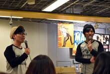 RG到着まで2人でトークを展開するバッファロー吾郎・竹若とLLR伊藤（左から）。