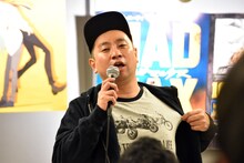 Tシャツを見せるレイザーラモンRG。