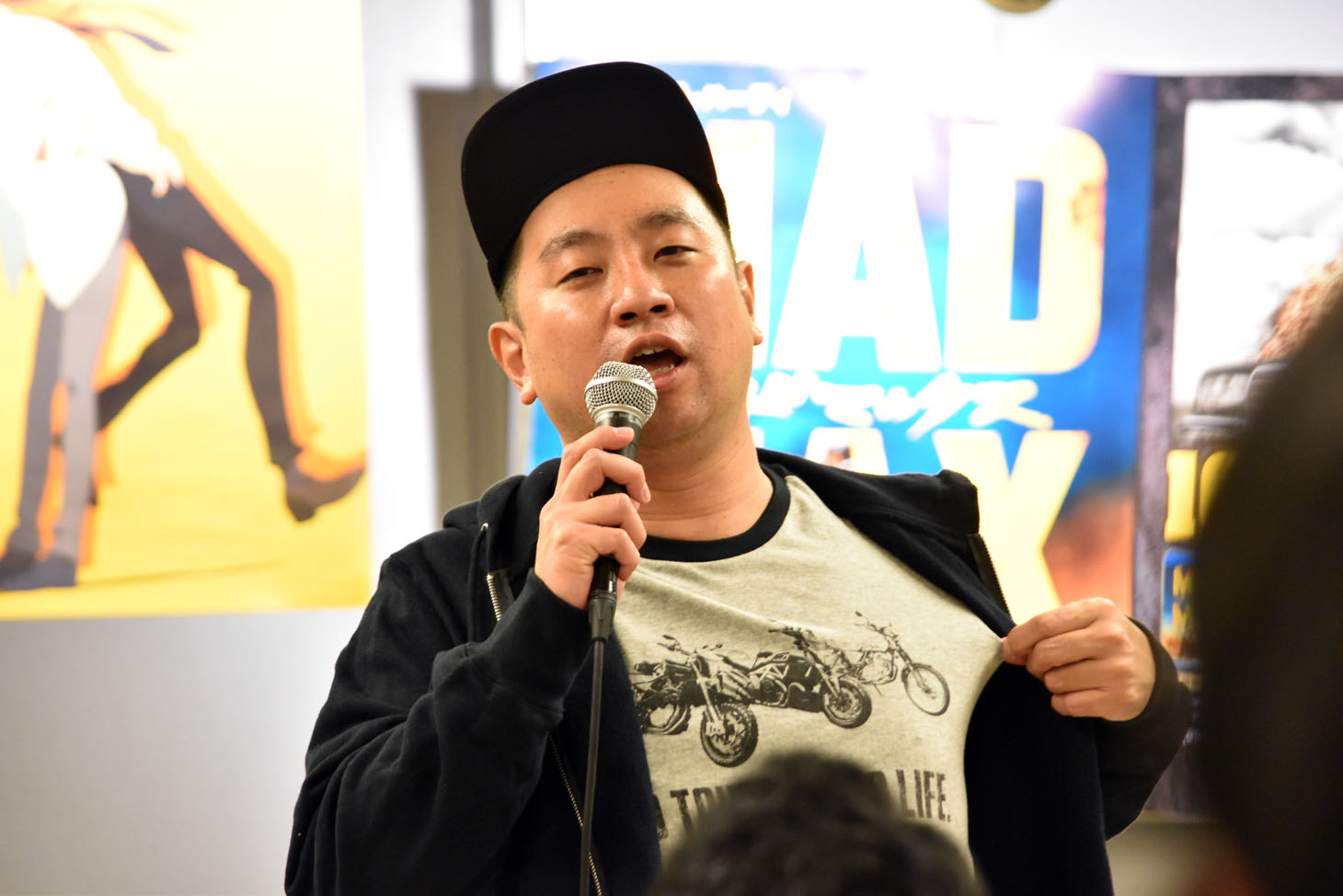 Tシャツを見せるレイザーラモンRG。
