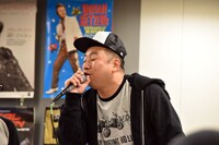 熱唱するレイザーラモンRG。